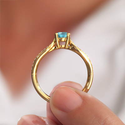 Bague de fiançailles Antonia rnd solitaire pavé en or jaune avec