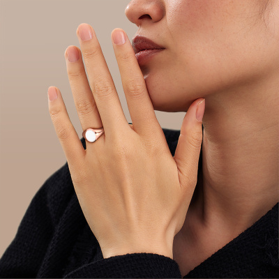 Onderzoek Octrooi weggooien Elegante Evon 2 zegelring van rosé goud met ovale vorm witte emaille 12x10  mm | DiamondsByMe
